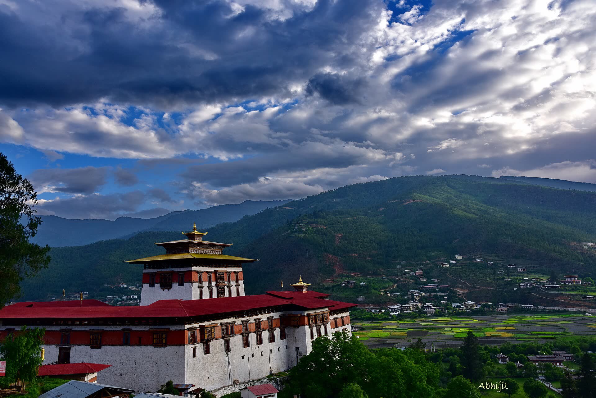 Rinpung Dzong above the Paro valley